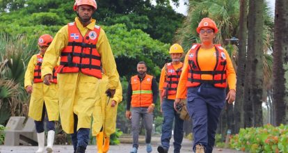 Defensa Civil evacúa personas en el Malecón por efectos de Tormenta Melissa