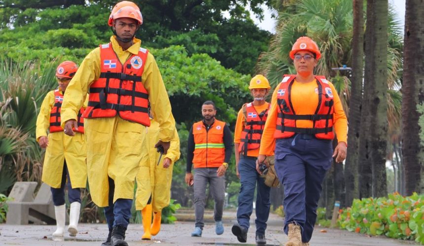 Defensa Civil evacúa personas en el Malecón por efectos de Tormenta Melissa