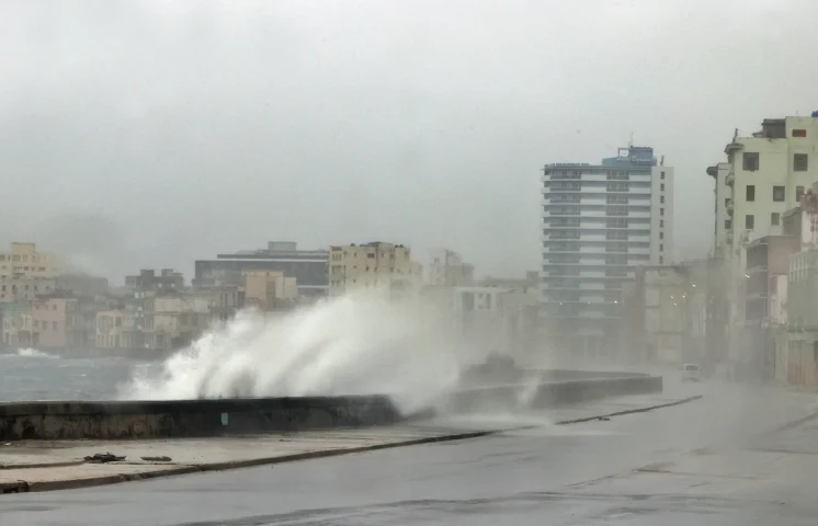 Cuba decreta la fase de «alarma» para sus provincias orientales por el huracán Melissa