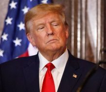 Jueza ordena temporalmente detener los despidos de la administración Trump