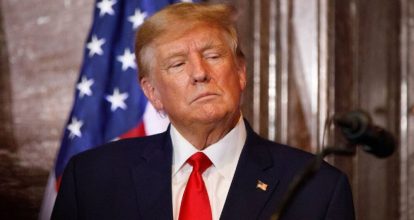 Jueza ordena temporalmente detener los despidos de la administración Trump