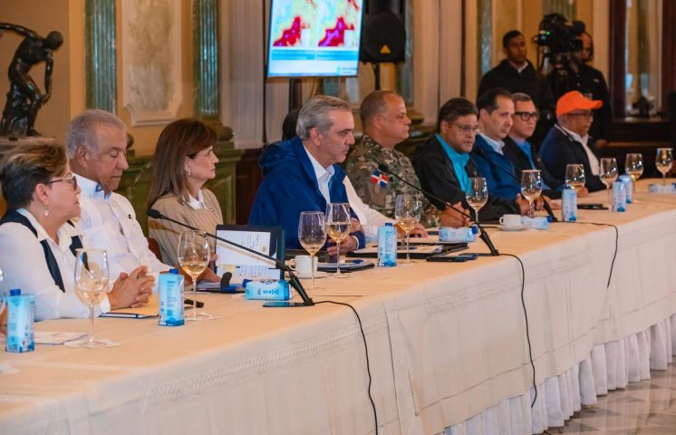 Abinader encabeza reunión de emergencia por tormenta Melissa