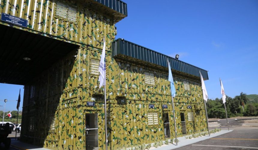 Arrestan seis haitianos indocumentados en Elías Piña; iban ocultos en camión 