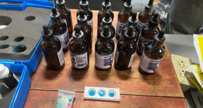 Confiscan 15 frascos de productos para el cabello llenos de cocaína líquida en el AILA