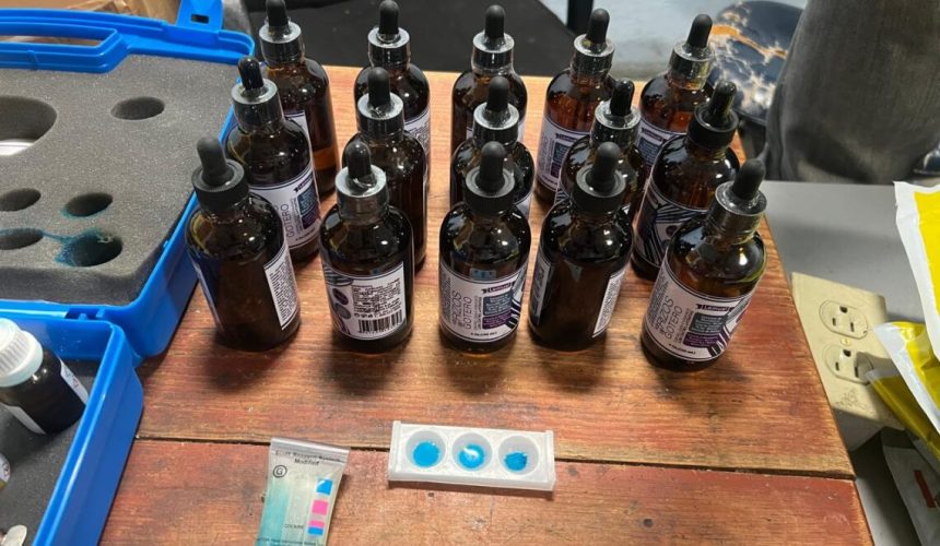 Confiscan 15 frascos de productos para el cabello llenos de cocaína líquida en el AILA