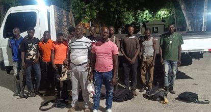Arrestan dominicano y haitiano transportando 10 indocumentados en Bahoruco