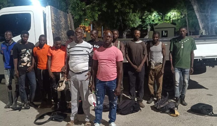 Arrestan dominicano y haitiano transportando 10 indocumentados en Bahoruco