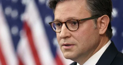 Mike Johnson propone a un cantante trumpista para el Super Bowl en lugar de Bad Bunny