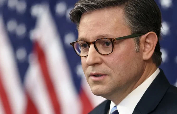 Mike Johnson propone a un cantante trumpista para el Super Bowl en lugar de Bad Bunny