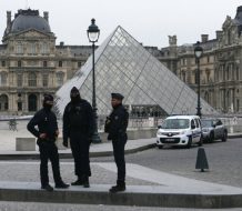 Detienen a sospechosos por el robo de joyas de la corona del museo del Louvre de París