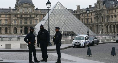 Detienen a sospechosos por el robo de joyas de la corona del museo del Louvre de París