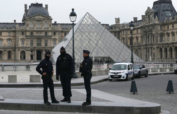 Detienen a sospechosos por el robo de joyas de la corona del museo del Louvre de París