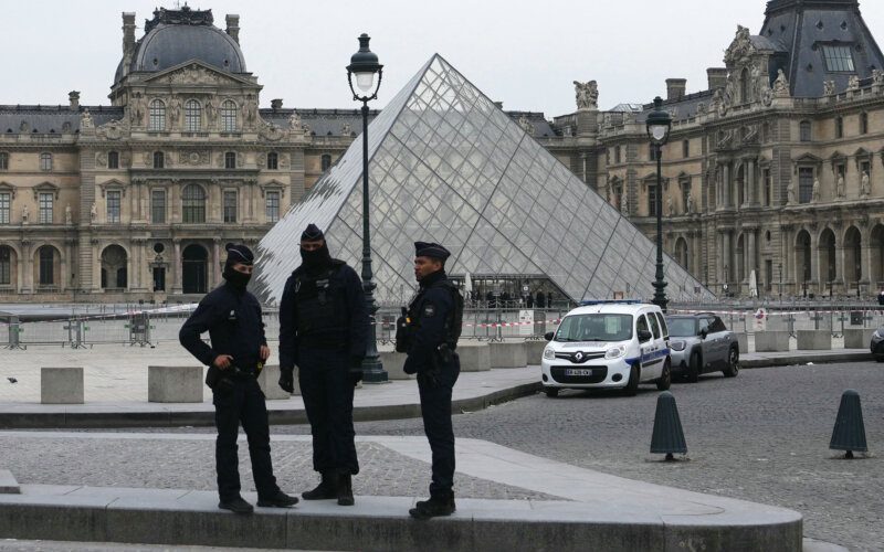 Detienen a sospechosos por el robo de joyas de la corona del museo del Louvre de París