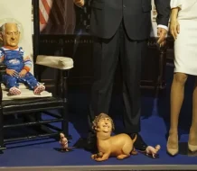 Polémica en Madrid: instalan figura de Netanyahu como Chucky y de Milei como perro de Trump en museo