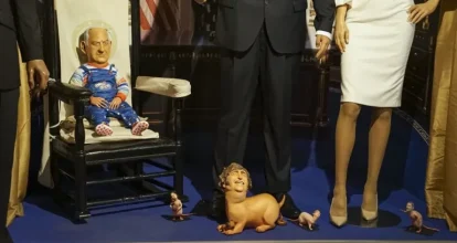 Polémica en Madrid: instalan figura de Netanyahu como Chucky y de Milei como perro de Trump en museo