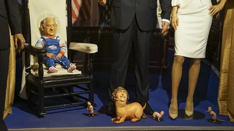 Polémica en Madrid: instalan figura de Netanyahu como Chucky y de Milei como perro de Trump en museo