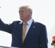Donald Trump llega a Japón para su primer encuentro con la nueva primera ministra