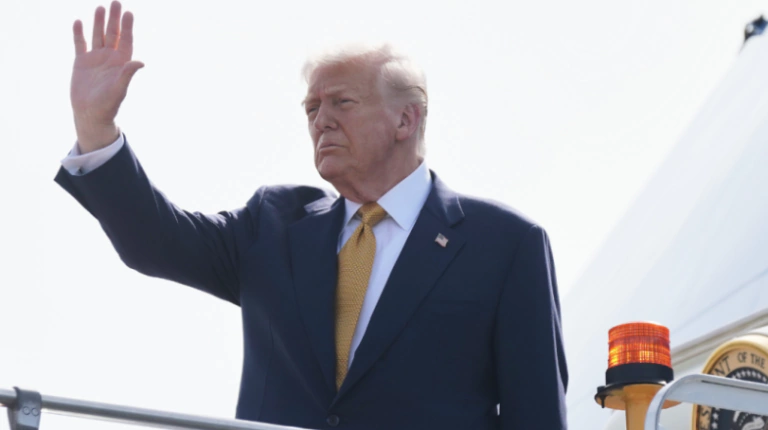 Donald Trump llega a Japón para su primer encuentro con la nueva primera ministra