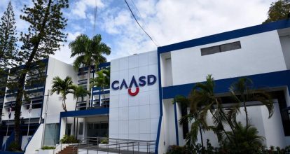 La CAASD trabaja en reparación de avería en línea de agua potable bajo elevado Churchill con Kennedy