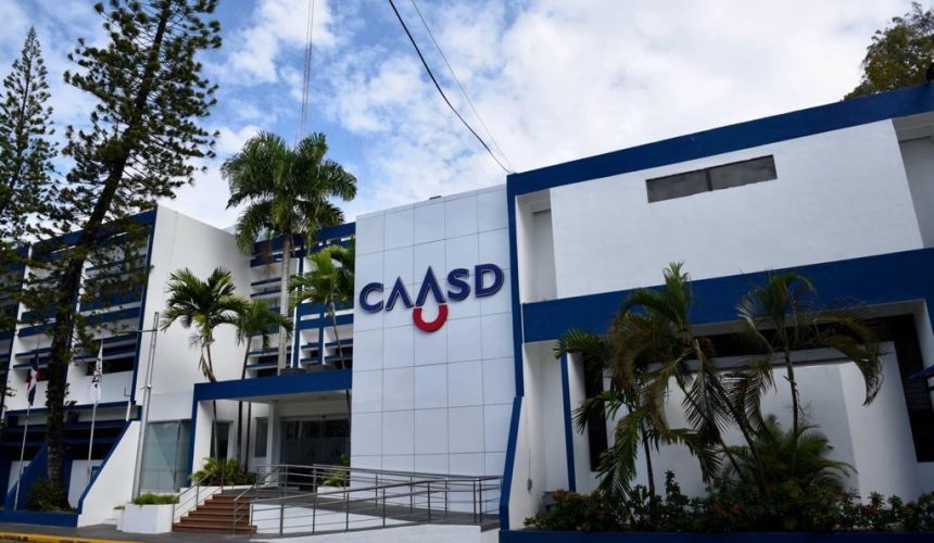 La CAASD trabaja en reparación de avería en línea de agua potable bajo elevado Churchill con Kennedy
