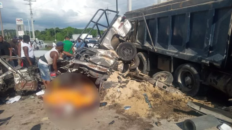 Explosión de neumático en camión deja un muerto y tres heridos en Yaguate