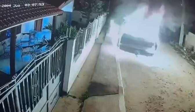 Hombre incendia camioneta en Montecristi 