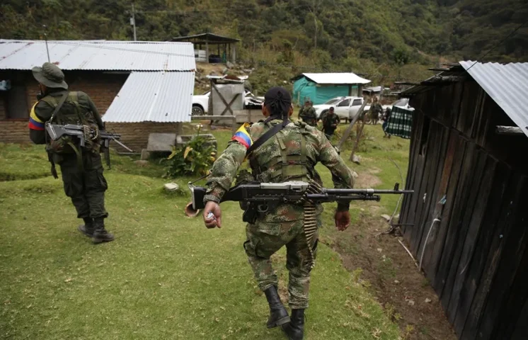 El reclutamiento de menores por grupos armados en Colombia aumentó un 300 % en cinco años