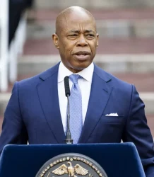 Eric Adams felicita a Zohran Mamdani tras su victoria como nuevo alcalde de Nueva York