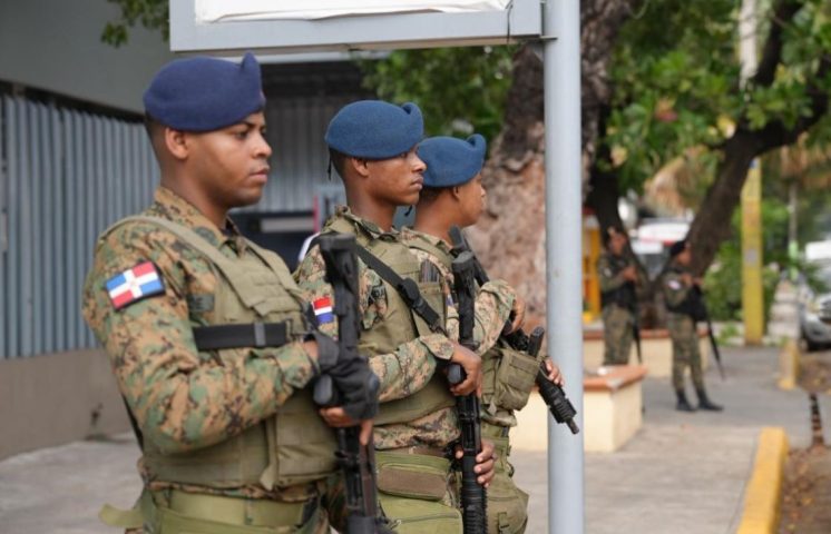 Interior y Policía reporta 97 detenidos y amplio decomiso tras operativo en San Cristóbal