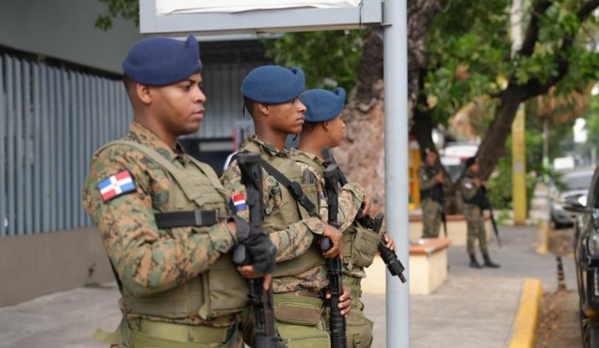 Interior y Policía reporta 97 detenidos y amplio decomiso tras operativo en San Cristóbal