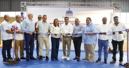 Gobierno inaugura nuevas instalaciones deportivas en Salinas, Peravia, y Tábara Abajo, en Azua