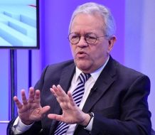 El Dr. Humberto Salazar afirma que “la política y la farándula son lo mismo”