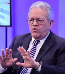 El Dr. Humberto Salazar afirma que “la política y la farándula son lo mismo”