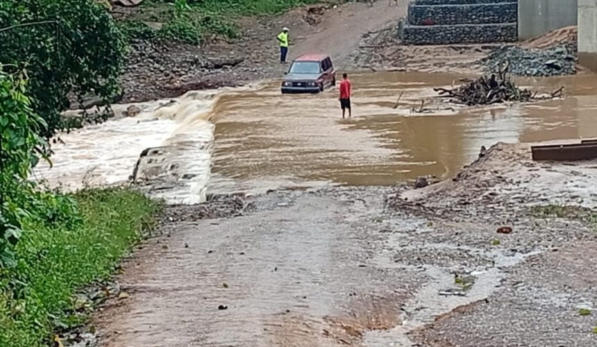 Crecida de ríos en Monte Plata deja sectores incomunicados