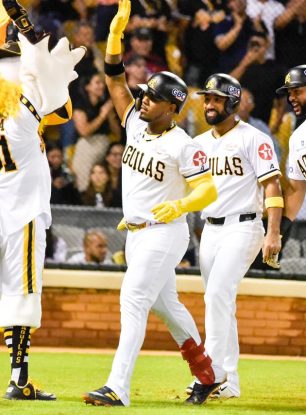 ¡Fiesta de batazos! Águilas Cibaeñas derrotan 13 carreras por 9 a los Toros en el Estadio Cibao