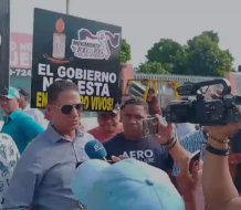 Choferes de rutas de concho protestan por mal estado de carreteras en Matanza, Santiago