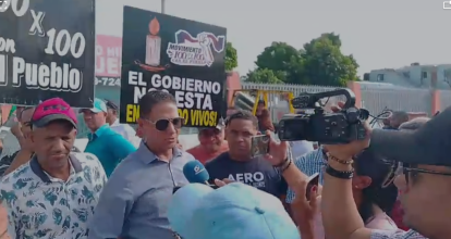 Choferes de rutas de concho protestan por mal estado de carreteras en Matanza, Santiago
