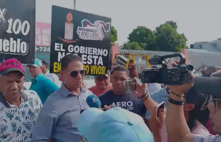 Choferes de rutas de concho protestan por mal estado de carreteras en Matanza, Santiago