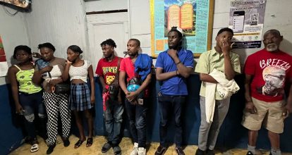Apresan haitiano transportando siete indocumentados en Navarrete