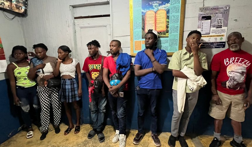 Apresan haitiano transportando siete indocumentados en Navarrete