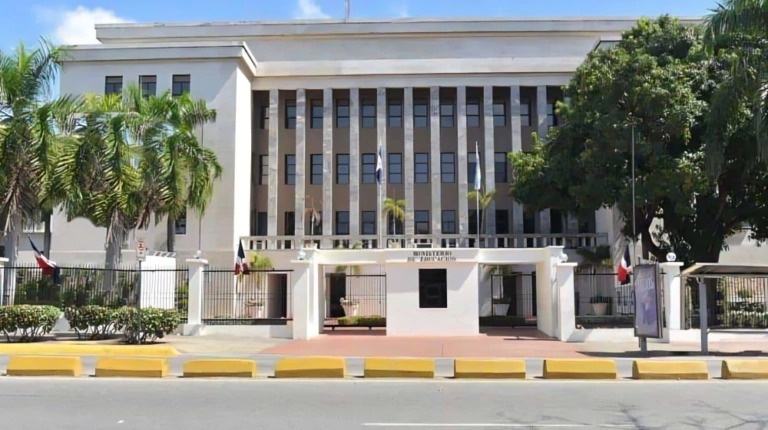 Minerd mantiene suspendida la docencia en San José de Ocoa y zonas de Barahona