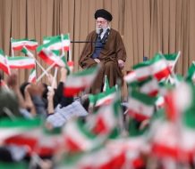 El líder de Irán asegura que cooperar con EE.UU. no es posible si no deja de apoyar a Israel