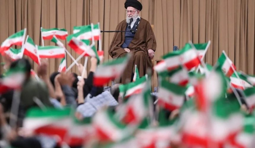 El líder de Irán asegura que cooperar con EE.UU. no es posible si no deja de apoyar a Israel