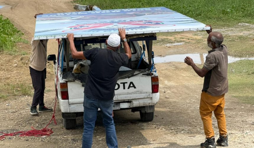 Retiran exceso de vallas publicitarias irregulares en principales carreteras del país