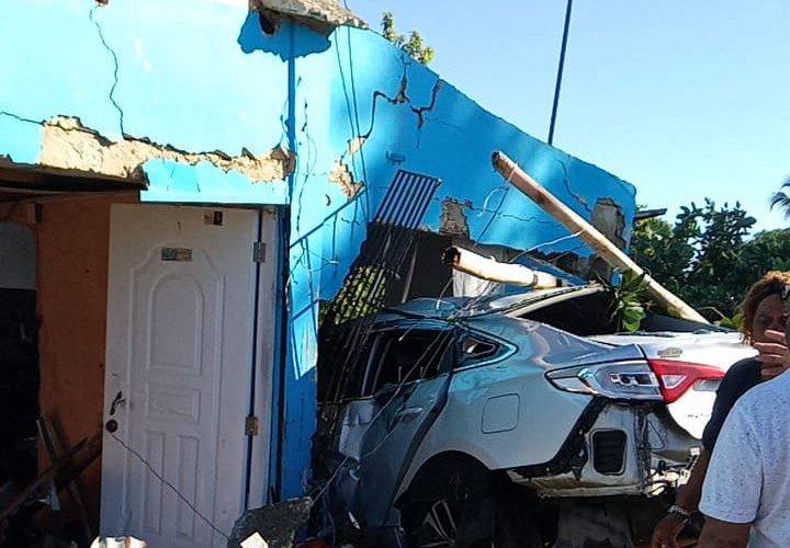 Explosión de tanque de agua causa daños a viviendas en San Pedro de Macorís