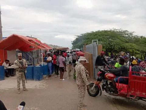 Reanudan actividades en el mercado fronterizo de Pedernales tras el paso del huracán Melissa