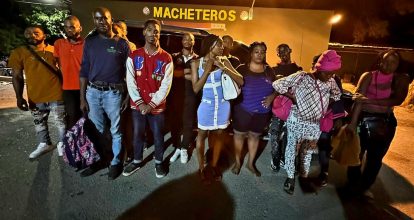 Arrestan 32 haitianos indocumentados que eran transportados en dos yipetas en Mao