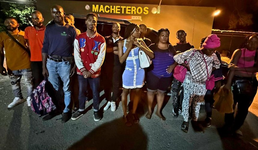 Arrestan 32 haitianos indocumentados que eran transportados en dos yipetas en Mao