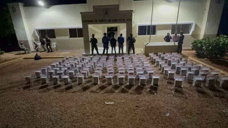 Autoridades decomisan más de 800 paquetes de presunta cocaína en Pedernales