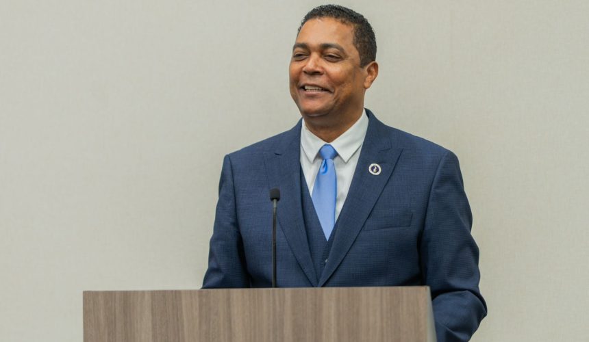 Víctor D’Aza anuncia retiro precandidatura presidencial por PRM